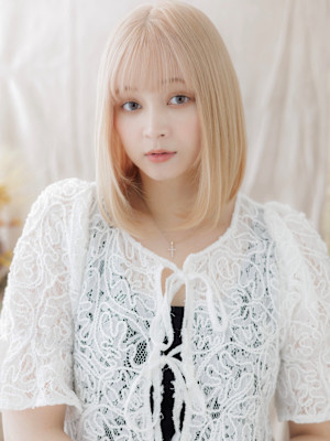 外国人風ホワイトブロンド切りっぱなしボブディ　パールベージュ