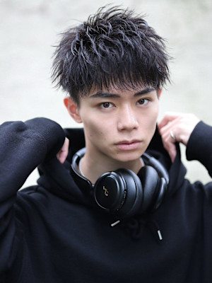 正面も横顔もカッコいいダウンバングショート