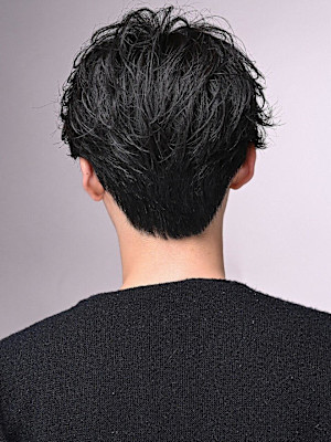 ツーブロックシャープフェザー「センターパート」