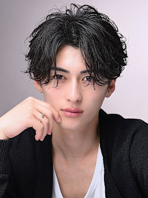 ツーブロックシャープフェザー「センターパート」