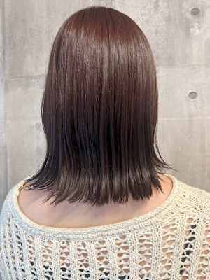 ラベンダーグレージュ ツヤ髪カラー 外ハネミディアム