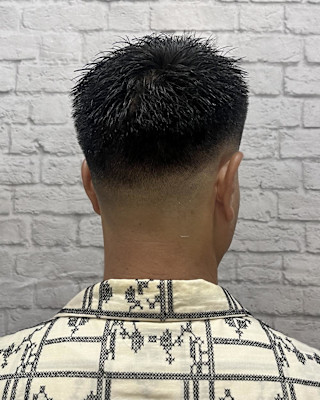 スキンフェードで魅せるシャープなスパイキースタイル