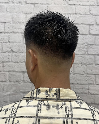 スキンフェードで魅せるシャープなスパイキースタイル