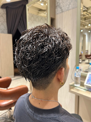 大人のメンズパーマ七三分けソフトツイスト無造作束感黒髪