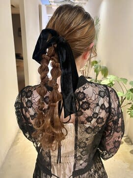 可愛らしいツインポニー編みおろしにベロアで大人っぽく