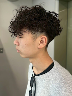 スペインカール 束感 ツーブロック 強めパーマ 刈り上げ