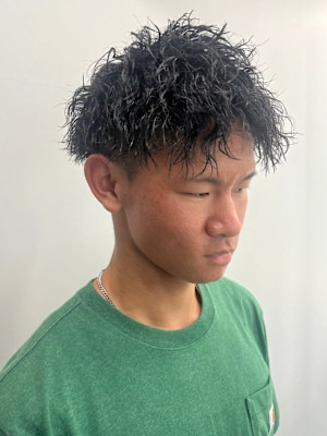 ツイストパーマ ツーブロック 20代 アッシュカラー 束感