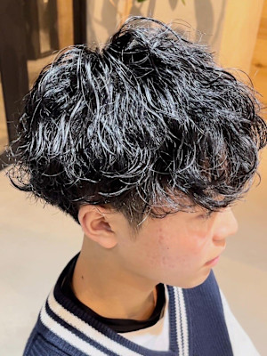 ツーブロック スパイラルパーマ 黒髪 メンズマッシュ 20代