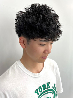 マッシュショート スパイラルパーマ ツーブロック 黒髪 束感