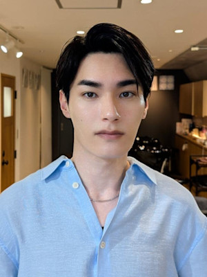 センターパートの艶感大人メンズショート