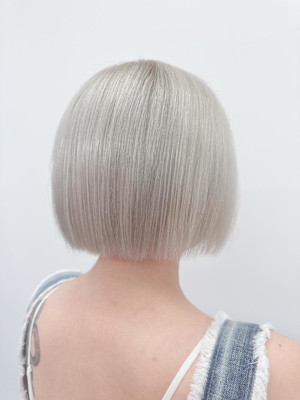 ハイトーン×切りっぱなしミニボブ
