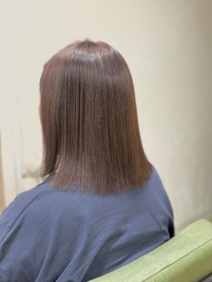 やわらかく自然にまとまる、ダメージレスな艶ストレート