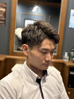 メンズ　ツイストパーマ　刈り上げ　七三