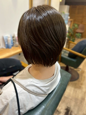 オリーブグレージュカラー 透明感 ショートカット 30代