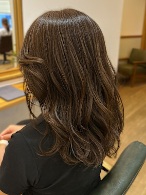 白髪ぼかしハイライトカラー 顔周りカット ベージュ 艶髪