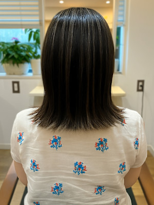 白髪ぼかしハイライトカラー 髪質改善 外ハネ ストレート