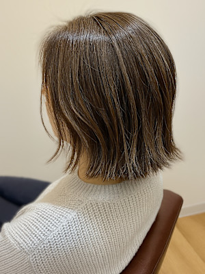 切りっぱなしボブ 白髪ぼかしハイライト 外ハネボブ 30代