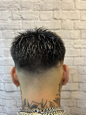 大人の品格と男前を強調するスキンフェード