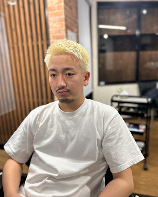 金髪ショートアップバングスタイル