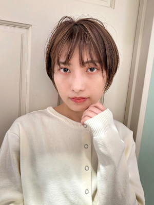 ショートレイヤー/耳かけショート/白髪ぼかし