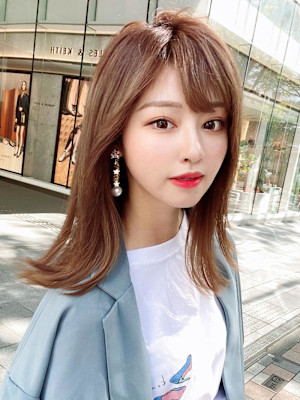 2wayバングでイメチェン顔まわりレイヤーのくびれヘアが人気