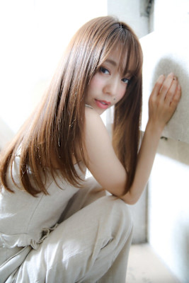 アッシュベージュ×前上がりロングストレート♪