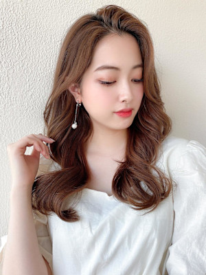 大人かわいいくびれヘアセミロング × ミルクティーベージュ