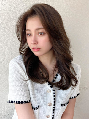 30代小顔に見えるくびれヘアレイヤー × オリーブグレージュ