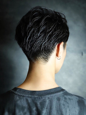 爽やかに魅せる【かき上げリバースショート】