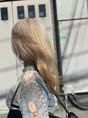 脱白髪染め　ホワイトブロンド　ロングヘア