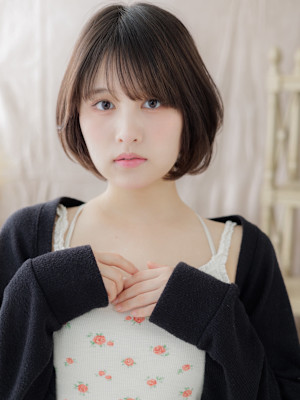 斜めバング暗髪ひし形小顔丸みショートボブ　オリーブグレー