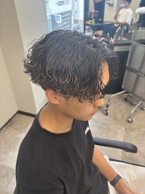 センターパート×波巻きパーマでこなれ感アップ