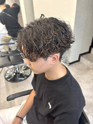 センターパート×波巻きパーマでこなれ感アップ