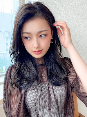 大人かわいいくびれヘアセミロング × ミルクティーベージュ