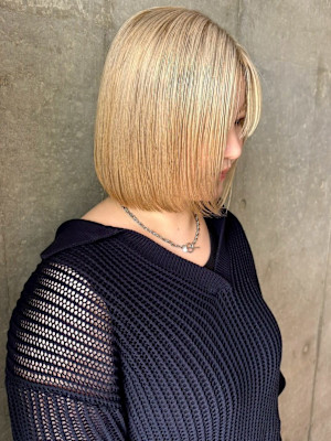 ハイトーン ブリーチ 切りっぱなしボブ 顔周りカット 20代