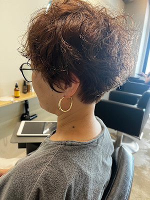 「癖毛を活かした刈り上げショート」自然体が一番いい。