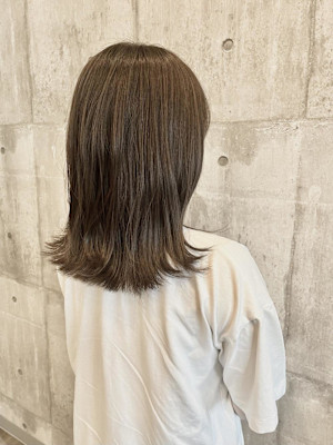 くすみベージュ/外ハネミディ【ARCH Sayaka】