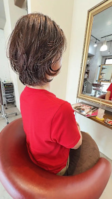 髪を縛られるくらいのボブヘア。