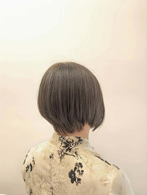 カーキベージュ、前下がり