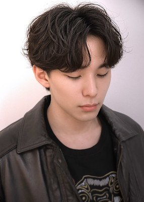 波巻きスパイラルパーマシャドウパーマメンズセンターパート