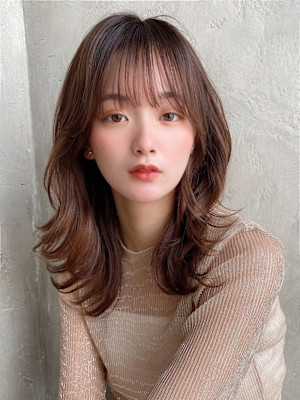 2wayバングでイメチェン顔まわりレイヤーのくびれヘアが人気