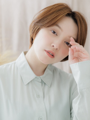 センターパート小顔ショートカットレイヤー　パールベージュ