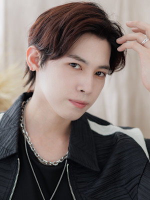 アップバングレッドブラウンモテマッシュ　サーフフェザー