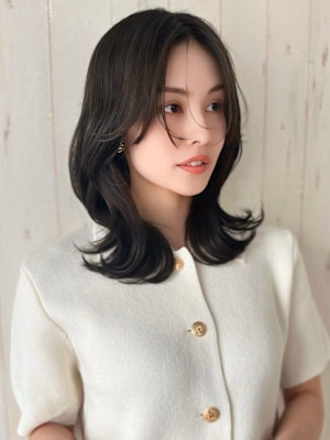 女性らしさを引き立てるフェミニンミディアム