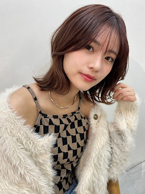 ブリーチカラーブラウン/外ハネスタイル