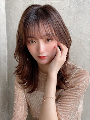 2wayバングでイメチェン顔まわりレイヤーのくびれヘアが人気