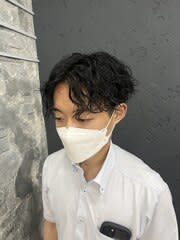 メンズセンターパート／ツイストスパイラルパーマ／ワンホンヘア