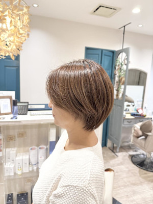 大人女性に似合う柔らかショートボブ