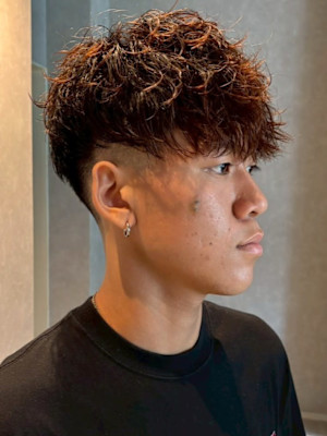 ツイストスパイラルパーマ ブラウンカラー 刈り上げ フェード