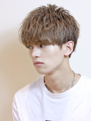 横顔もキマるお洒落マッシュ　ツーブロック　刈り上げ　マッシュ